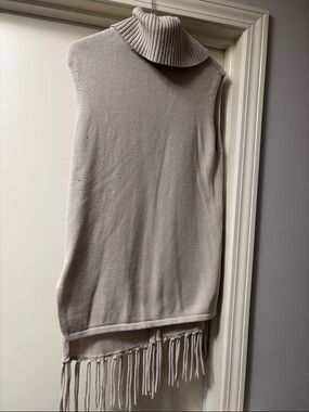 BCBGeneration Sweater Poncho XS/S Sleeveless Open Back Turtleneck Fringe
J